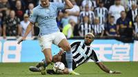 Joelinton dari Newcastle, kanan, menantang pemain Manchester City Erling Haaland selama pertandingan sepak bola Liga Inggris antara Newcastle United dan Manchester City di St James Park di Newcastle, Inggris, Minggu, 21 Agustus 2022. (AP Photo/Rui Vieira)