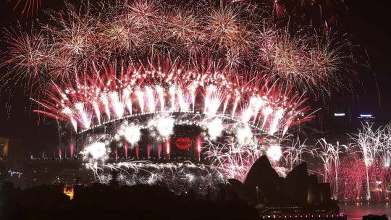 Kembang api diledakkan sebelum pergantian tahun di Sydney
