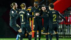 Para pemain Barcelona merayakan gol yang dicetak oleh Lionel Messi ke gawang Granada pada laga Liga Spanyol di Stadion Los Carmenes, Sabtu (9/1/2021). Bracelona menang dengan skor 4-0. (AP/Jose Breton)