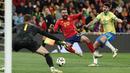 Timnas Spanyol menambah gol lewat aksi Dani Olmo di menit ke-36. (Thomas COEX/AFP)