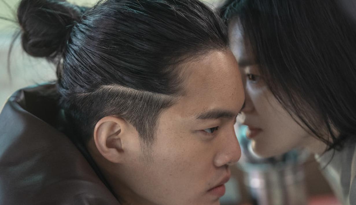 Song Hye Kyo dan Kim Gun Woo dalam The Glory. (Foto: Netflix)