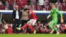 Memasuki babak kedua pada menit ke-52, Benfica nyaris unggul dua gol. Bola sepakan Darwin Nunez masih membentur tiang gawang yang kosong usai ditinggalkan Marc-Andre ter Stegen yang salah perhitungan. (AP/Armando Franca)