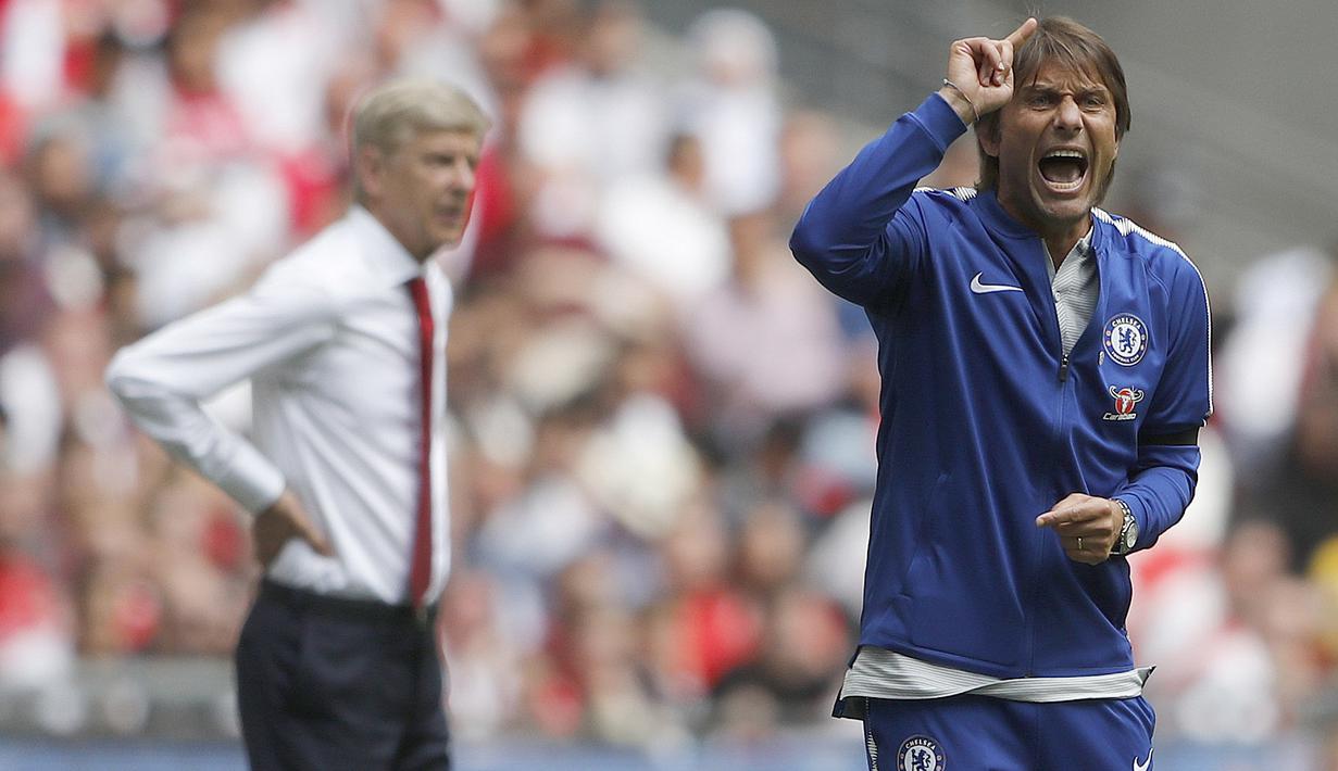 Gaya Antonio Conte memberikan arahan dari pinggir lapangan saat timnya melawan Arsenal pada ajang Community Shield 2017  di Wembley Stadium, London, (6/8/2017). Arsenal menang lewat adu penalti 4-1. (AFP/Kirsty Wigglesworth)