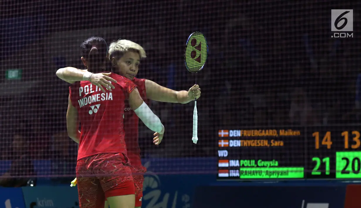 Ganda putri Indonesia, Greysia Polii/Apriyani Rahayu berpelukan usai melawan Maiken Fruergaard/Sara Thygesen (Denmark) pada babak pertama Indonesia Open 2018 di Istora GBK Jakarta, Selasa (3/7). Greysia/Apriyani unggul. (Liputan6.com/Helmi Fithriansyah)