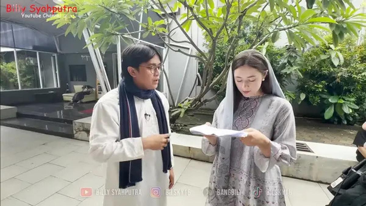 7 Potret Vika Pakai Kerudung, Billy Syahputra Ajari Pacar Bule Agama Islam