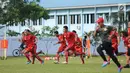 Pemain Persija berlari melakukan pemanasan jelang latihan di Lapangan Sutasoma, Halim Perdanakusuma, Jakarta, Jumat (29/12). Latihan ini persiapan jelang laga musim kompetisi 2018. (Liputan6.com/Helmi Fithriansyah)