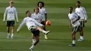 Penyerang Real Madrid, Cristiano Ronaldo mengontrol bola saat latihan jelang laga La Liga melawan Celta Vigo di Madrid, Spanyol, Jumat (23/10/2015). (EPA/Mariscal) 
