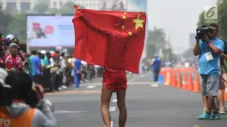 Atlet China, Qin Wang melakukan selebrasi usai menjadi runner up cabang olahraga jalan cepat 50 Km putra di Asian Games 2018, Jakarta, Kamis (30/8). Qin Wang menorehkan waktu 4 jam 6 menit dan 48 detik. (Merdeka.com/Imam Buhori)
