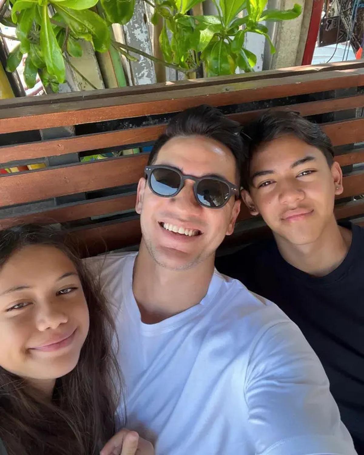 6 Transformasi Kebersamaan Andrew White dan Dua Anaknya, Sosok Ayah Idaman