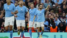 Gelandang Manchester City, Bernardo Silva (kanan) berselebrasi setelah mencetak gol ke gawang Real Madrid pada pertandingan leg kedua semifinal Liga Champions di stadion Etihad di Manchester, Inggris, Kamis, 18 Mei 2023). (AP Photo/Jon Super)