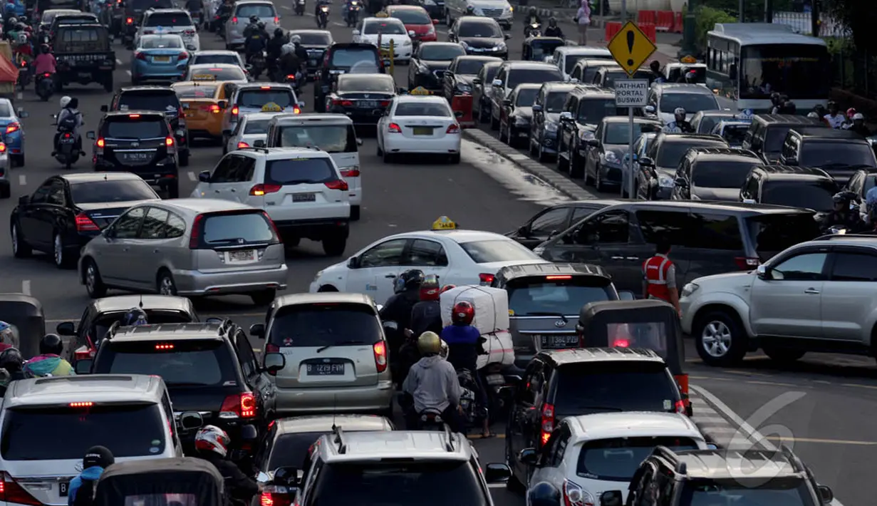Ratusan kendaraan memadati persimpangan Jalan Medan Merdeka Timur, Jakarta, Rabu (14/1/2015). (Liputan6.com/Faizal Fanani)