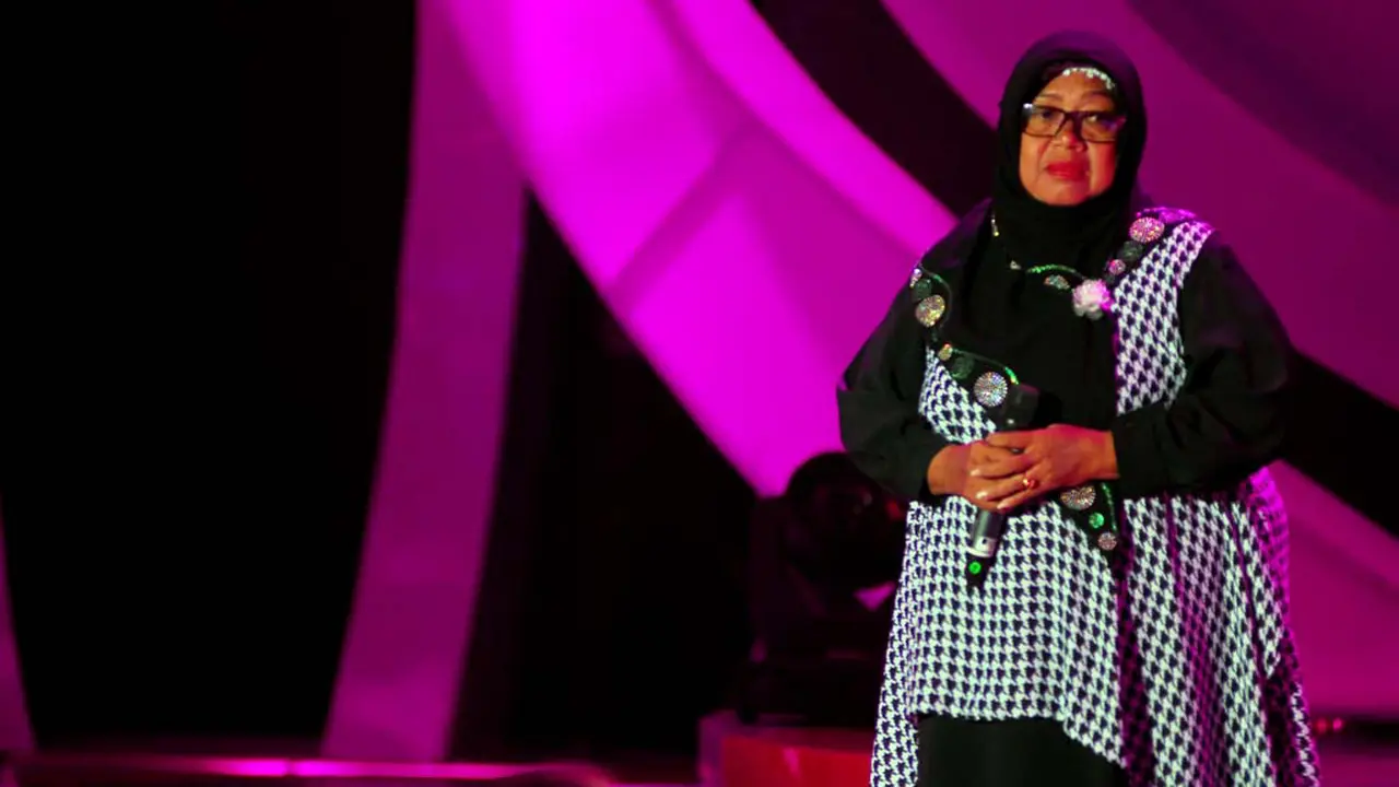 Pedangdut Senior Riza Umami Semangati Kontestan D'Academy