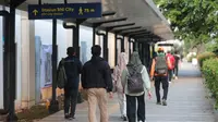 Calon penumpang berjalan di selasar pedestrian yang menghubungkan Stasiun Karet dan Stasiun BNI City di Jakarta, Kamis (3/9/2026). KAI membangun travelator sebagai bagian dari integrasi kedua stasiun yang ditargetkan rampung dalam 70 hari. (KLY/Budy Santoso)