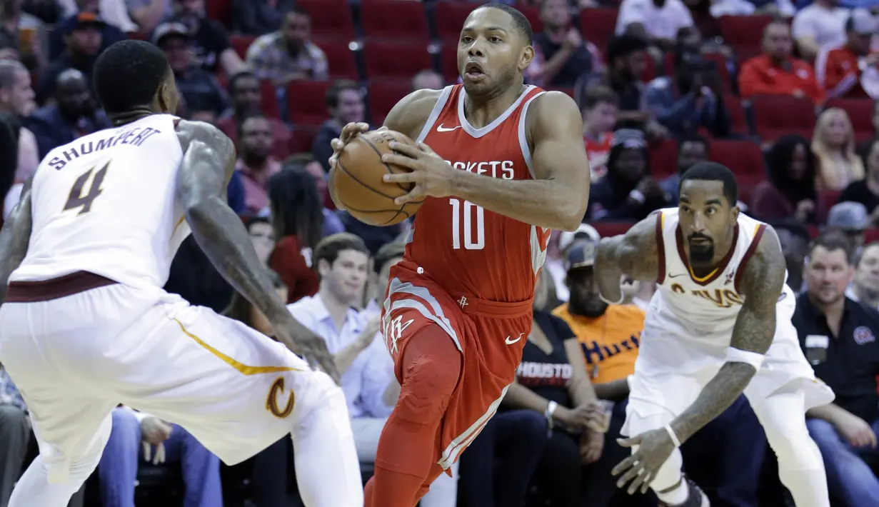 Pemain Houston Rockets, Eric Gordon (tengah) berusaha melewati adangan pemain Cleveland Cavaliers pada laga NBA basketball game di Toyota Center, Houtson, (9/11/2017). Houtson menang  atas Cavs 117-113. (AP/Michael Wyke)