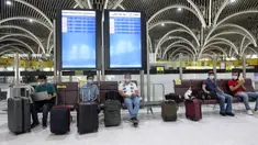 Para penumpang yang mengenakan masker menunggu penerbangan di Bandara Internasional Baghdad di Baghdad, Irak, 23 Juli 2020. Otoritas Penerbangan Sipil Irak membuka kembali penerbangan internasional reguler pada Kamis (23/7), kendati total infeksi COVID-19 di negara itu mencapai 102.226. (Xinhua)