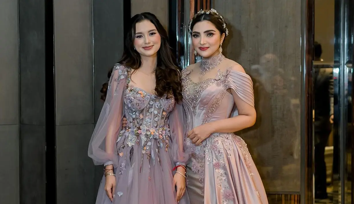 Sudah dianggap seperti anak sendiri, Sarah Menzel dekat dengan Ashanty dalam berbagai momen. Bahkan terlihat Ashanty sangat sayang dengan kekasih Azriel Hermansyah itu. Sama-sama kenakan gaun warna ungu, kekasih dan ibunda Azriel Hermansyah ini bikin pangling. Sosok yang lembut dan tidak neko-neko, Sarah Menzel disebut calon mantu idaman oleh netizen. (Liputan6.com/IG/@ashanty_ash)