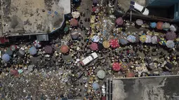 Orang-orang berbelanja di pasar Petion-Ville di Port-au-Prince, empat hari setelah pembunuhan Presiden Haiti Jovenel Moise, Minggu (11/7/2021). Sebelumnya, Presiden Haiti Jovenel Moise tewas dibunuh dalam serangan di kediaman pribadinya, pada Rabu 7 Juli 2021 dini hari. (AP Photo/Matias Delacroix)