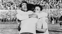 Pedro Cea, Hector Scarone, dan Hector Castro (kiri ke kanan) merayakan kemenangan Uruguay atas Argentina pada final Piala Dunia 1930. (AFP/STF)