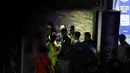 Petugas penyelamat berada di sebuah klub malam  setelah balkon ambruk di kota Gwanju, Korea Selatan (27/7/2019). Kejadian tersebut menyebabkan dua orang tewas dan 10 lainnya cedera, termasuk sejumlah atlet polo air yang akan mengikuti Kejuaraan Renang Dunia. (AFP Photo/Yonhap)