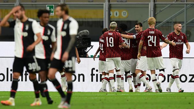 Pemain AC Milan merayakan gol yang dicetak Rafael Leao ke gawang Juventus pada laga lanjutan Serie A pekan ke-31 di Stadion San Siro, Rabu (8/7/2020) dini hari WIB. AC Milan menang 4-2 atas Juventus. (AFP/Miguel Medina)