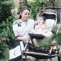 Larangan kembali membina rumah tangga juga pernah diungkapkan oleh anak pertamanya, Jasmine Salsabila Abeng. Anak dari pernikahannya dengan Edwin Abeng yang berakhir pada tahun 2008. (Instagram/ririnekawati)