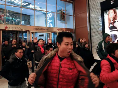Pengunjung berebut masuk ke Macy Herald Square pada hari "Black Friday" di Manhattan, New York, Kamis (24/11). Black Friday adalah tradisi hari belanja terbesar tahunan di Amerika yang berlangsung sehari setelah hari Thanksgiving. (REUTERS/Andrew Kelly)