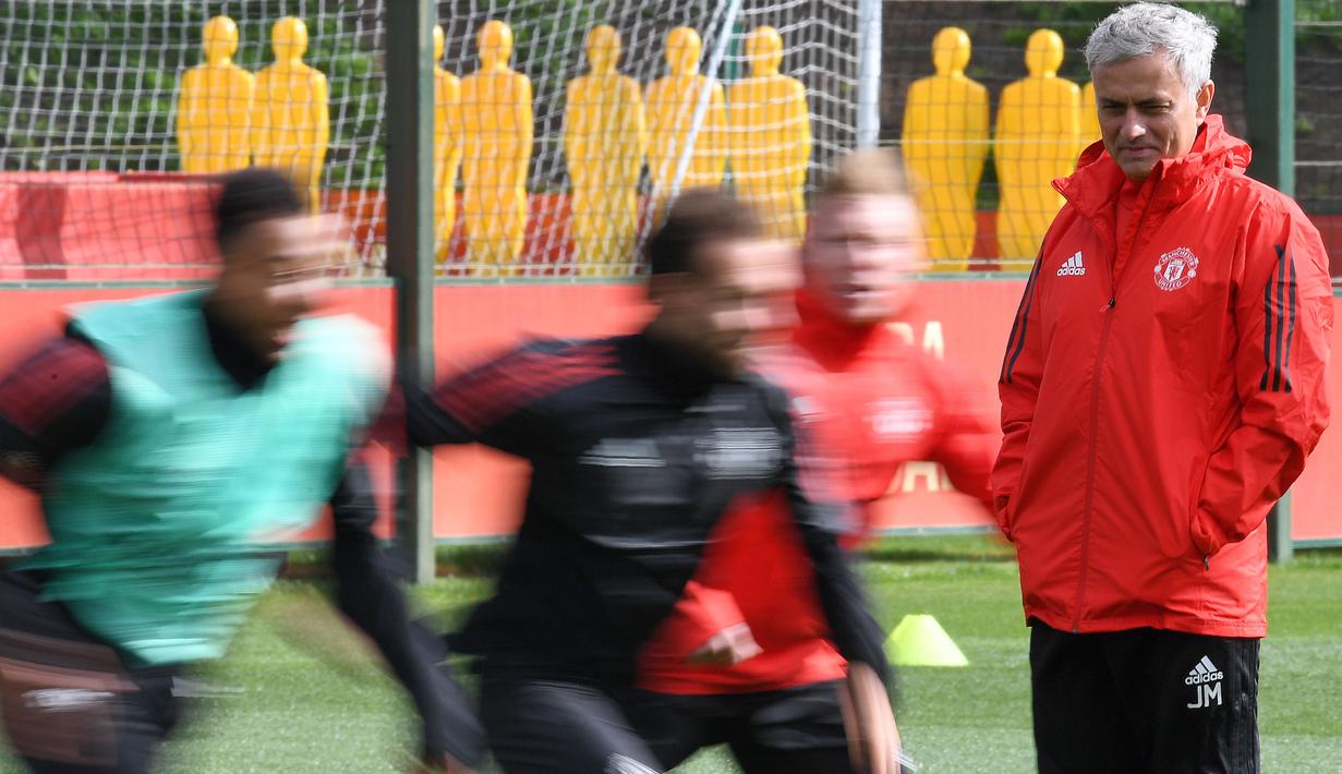 Pelatih Manchester United, Jose Mourinho memantau sesi latihan timnya di club training complex, Carrington, Manchester, (11/9/2017). MU akan melawan FC Basel di grup A Liga Champions. (AFP/Paul Ellis)