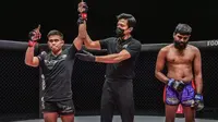 ONE Championship: Eko Roni Saputra Lanjutkan Kemenangan Beruntun Lewat Kuncian Spektakuler