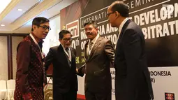 Menkumham, Yassona Laoly (kiri), Ketua MA, Hatta Ali (kedua kanan), Ketua KADIN Roslan P Roeslani (kanan) berbincang saat seminar bertajuk "Indonesia and The Development of International Arbitration", Jakarta, Selasa (28/11). (Liputan6.com/Angga Yuniar)