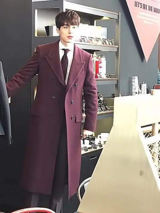 Di episode selanjutnya, pasangan Lee Dong Wook dan Yo In Na akan hadir. Lee Dong Wook akan berperan sebagai malaikat maut yang misterius. (Instagram/leedongwook_official)