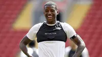 Gelandang Liverpool, Georginio Wijnaldum, tertawa saat latihan jelang laga final Piala Champions di Stadion Anfield, Senin (21/5/2018). Liverpool akan berhadapan dengan Real Madrid. (AP/Martin Rickett)