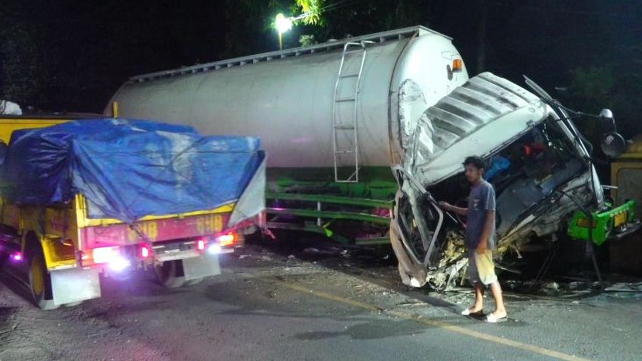 Dramatis, Evakuasi Sopir Terjepit Kabin saat Tabrakan Maut 2 Truk di Jalur Lumajang-Jember