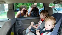 Ilsutrasi anak-anak di dalam mobil. (motherrunner.com)