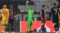 Kiper Paris Saint-Germain, Keylor Navas, berhasil melakukan sembilan penyelamatan saat bersua Barcelona pada laga leg kedua 16 besar Liga Champions di Camp Nou, Kamis (11/2/2021) dini hari WIB. (AFP/FRANCK FIFE)