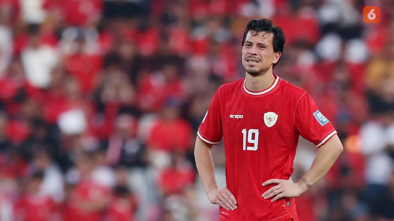 Foto: Penuh Kecewa, Pemain Timnas Indonesia Tertunduk di Depan Ribuan Suporter Garuda
