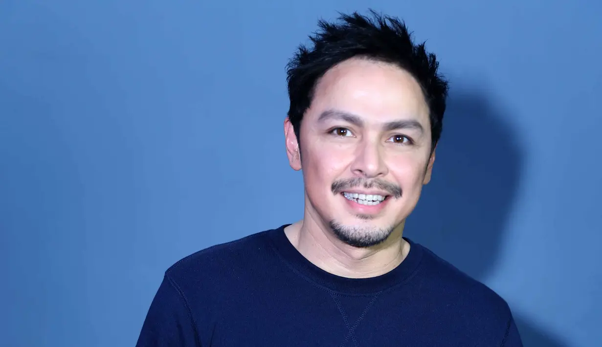 Thomas Djorghi merupakan salah satu artis Indonesia yang punya senyum menawan. Di usianya yang sudah 48 tahun, wajahnya masih terlihat awet. (Nurwahyunan/Bintang.com)