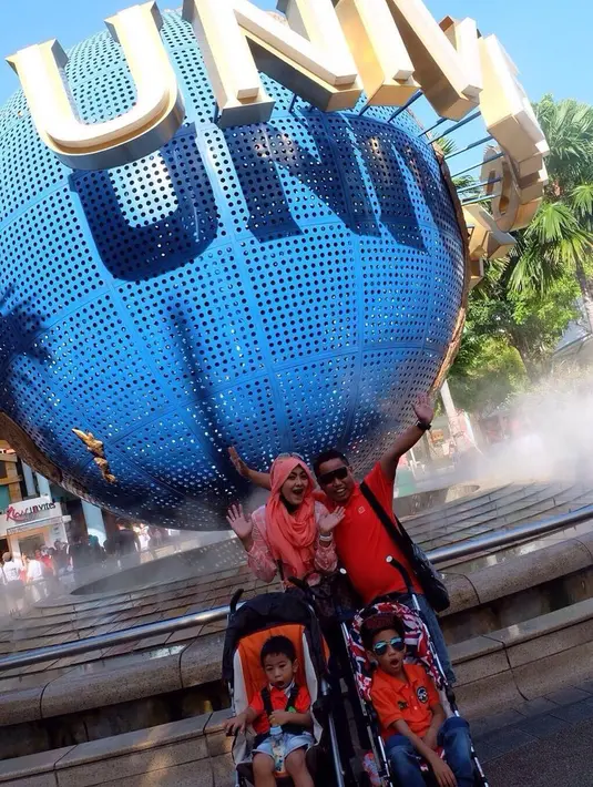 Beberapa kali presenter dan komedian itu mencoba menarik perhatian Diyan. Namun upaya itu masih saja tidak berhasil. Termasuk beberapa kali meminta nomor telpon. (dok. Pribadi)