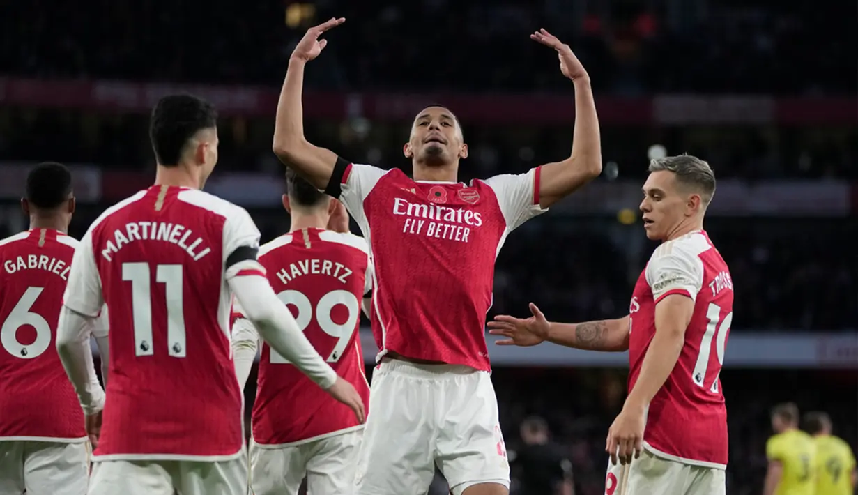 Kemenangan ini membawa Arsenal menyamai poin Manchester City dengan 27 poin. Namun Manchester City baru main pada Minggu (12/11/2023) melawan Chelsea. (AP Photo/Kin Cheung)