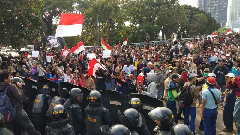 Demo massa berseragam putih abu-abu dan pramuka terjadi di kawasan Palmerah, Jakarta Pusat