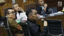 Mantan anggota Dewan Komisaris PT Pertamina (Persero), Gita Wirjawan (kanan) bersaksi pada sidang lanjutan dugaan korupsi akuisisi Blok Basker Manta Gummy dengan terdakwa mantan Dirut PT Pertamina, Karen Agustiawan di PengadilanTipikor, Jakarta, Kamis (9/5/2019). (Liputan6.com/Helmi Fithriansy