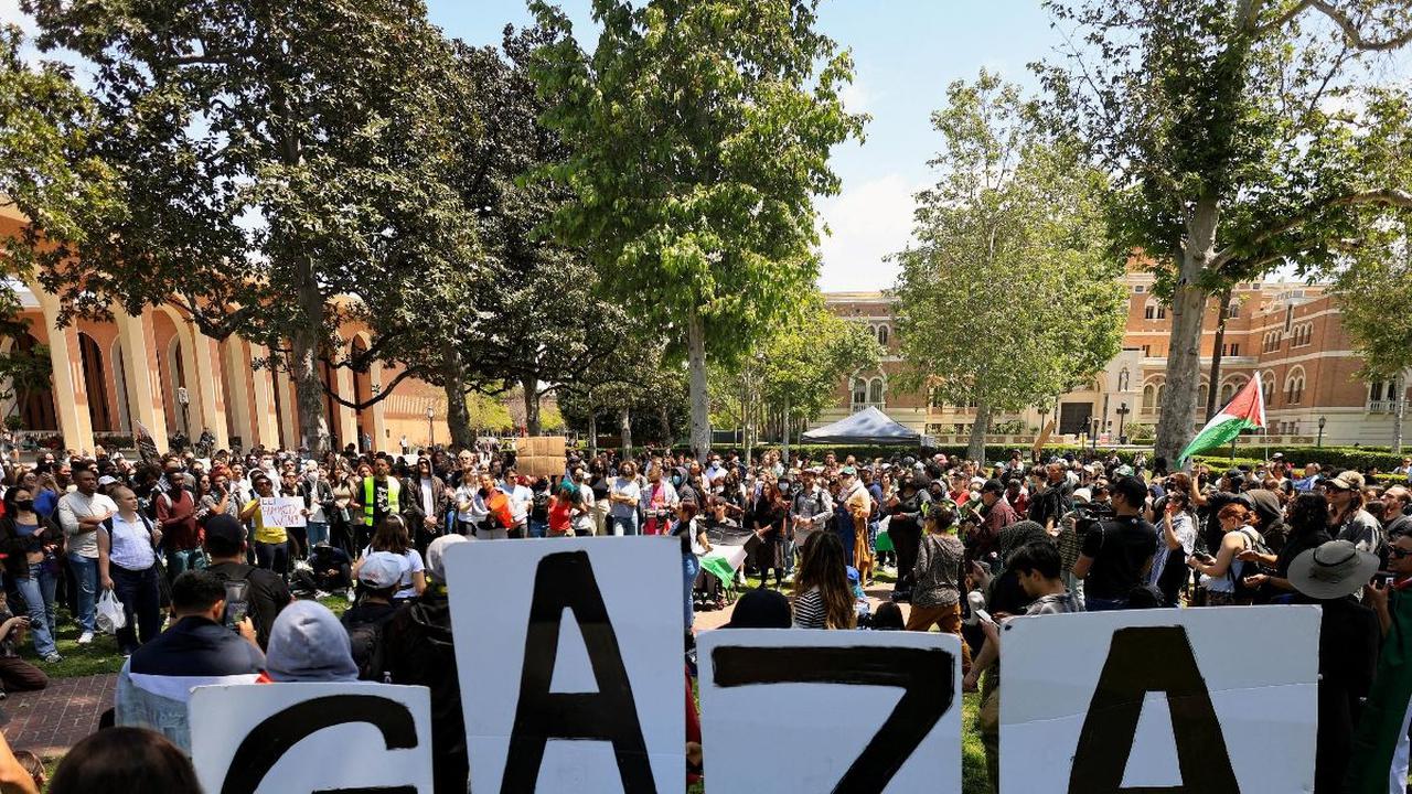 Sebagai bentuk solidaritas terhadap rakyat Gaza yang terkena serangan Israel, para mahasiswa juga mendirikan tenda-tenda di area kampus. Foto: REUTERS<br>