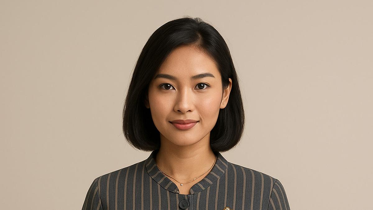 7 Model Baju Lurik Kerja Wanita Terbaru, Tampil Anggun dan Profesional dengan Sentuhan Tradisional Modern