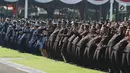 Sejumlah perwira TNI dan Polri menyanyikan yel-yel tradisi pelantikan setelah dilantik Presiden Joko Widodo pada Upacara Prasetya Perwira (Praspa) TNI dan Polri angkatan 2019 di Istana Merdeka, Kamis (16/7/2019). Jokowi melantik 781 perwira TNI dan Polri di Halaman Istana (Liputan6.com/Angga Yuniar)