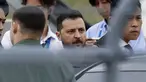 Presiden Ukraina Volodymyr Zelenskyy (tengah) berjalan ke sebuah mobil setibanya di Bandara Hiroshima untuk menghadiri KTT G7 di Hiroshima, Jepang, Sabtu (20/5/2023). (Kyodo News via AP)