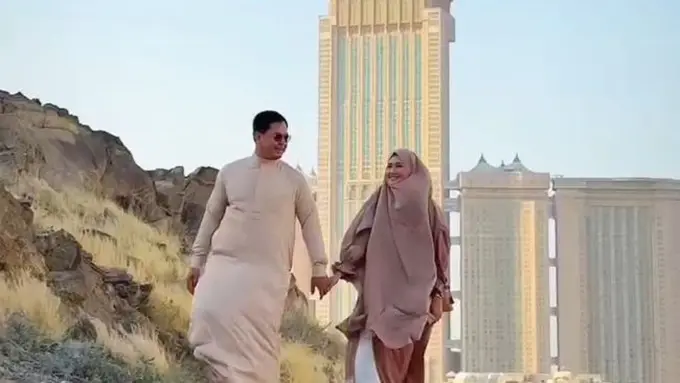 Tommy Kurniawan Romantis Ajak Istri ke Tanah Suci. (instagram/tommykurniawann/lisyanurrahmii/@umrohmoment)