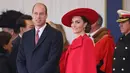 Penampilan penuh pesona Kate Middleton dalam dress merah dengan detail cape megah dan pita yang besar di bagian tengah dadanya. Kate semakin memesona dengan topi merahnya yang serasi. [Foto: Instagram/princeandprincessofwales]