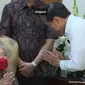 Presiden Joko Widodo atau Jokowi melayat ke rumah duka mendiang anggota DPD RI, Sabam Sirait, Kamis (30/9/2021). (Ist)