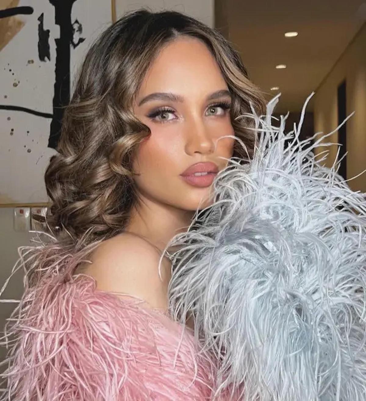 6 Gaya Cinta Laura Bergaun Mini dan Selendang Bulu di JFW 2025, Bak Model Victoria's Secret