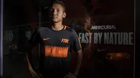 Pesepak bola, Syahrian Abimanyu saat peluncuran Nike Born Mercurial 360 di Fisik Football, Jakarta, Rabu (7/3/2018). Nike merilis model terbaru Nike Mercurial Superfly dan Vapor 360. (Bola.com/Vitalis Yogi Trisna)