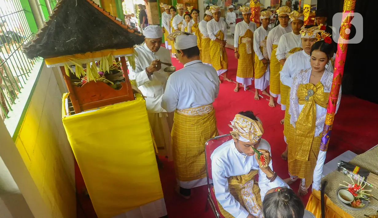 Ritual tersebut bertujuan untuk menghilangkan enam sifat buruk manusia yang ditandai dengan mengikis enam gigi bagian atas. (merdeka.com/Arie Basuki)